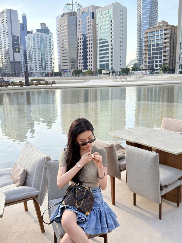 38岁刘亦菲晒近照，露脐装配百褶裙超少女，腰细腿长又瘦又美