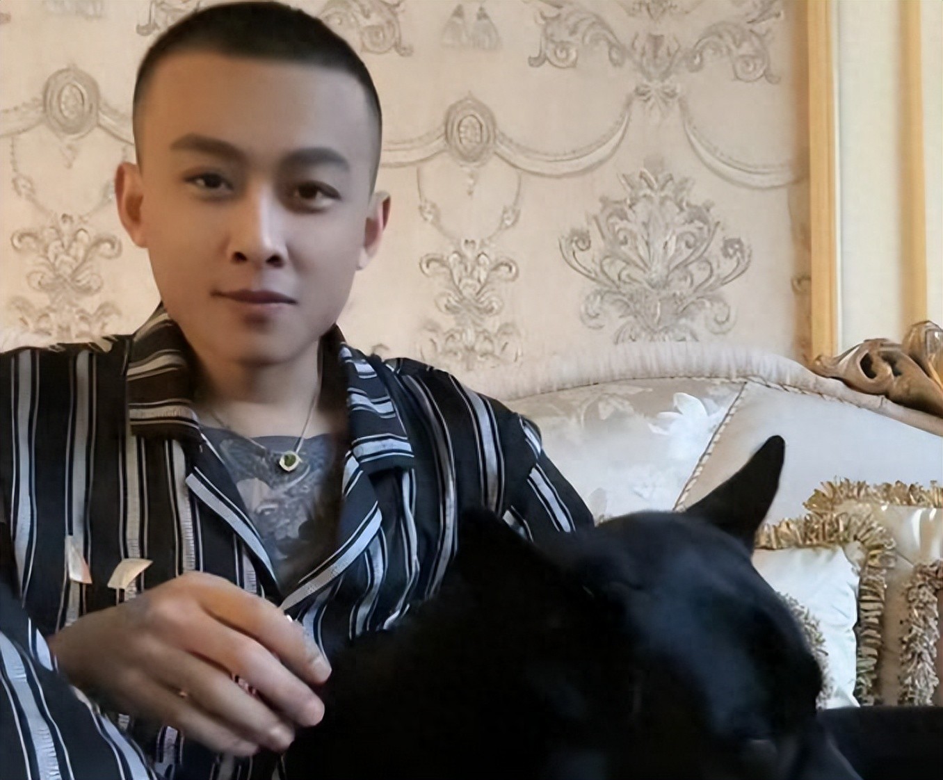 千万网红突发癫痫！妻子直播揭“作死”作息：每天3包烟10瓶饮料