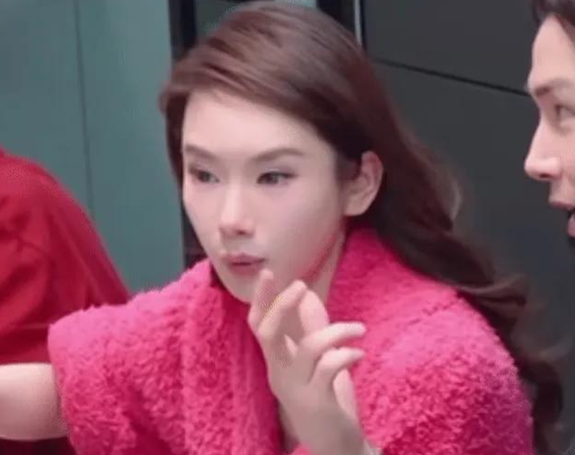 卸妆后 真人卤蛋忍了 、萧亚轩鞋拔子脸忍了、眼角开到后脑勺没忍住