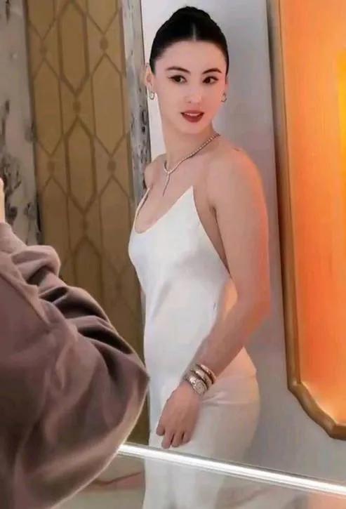 张柏芝“星光”露背长裙造型