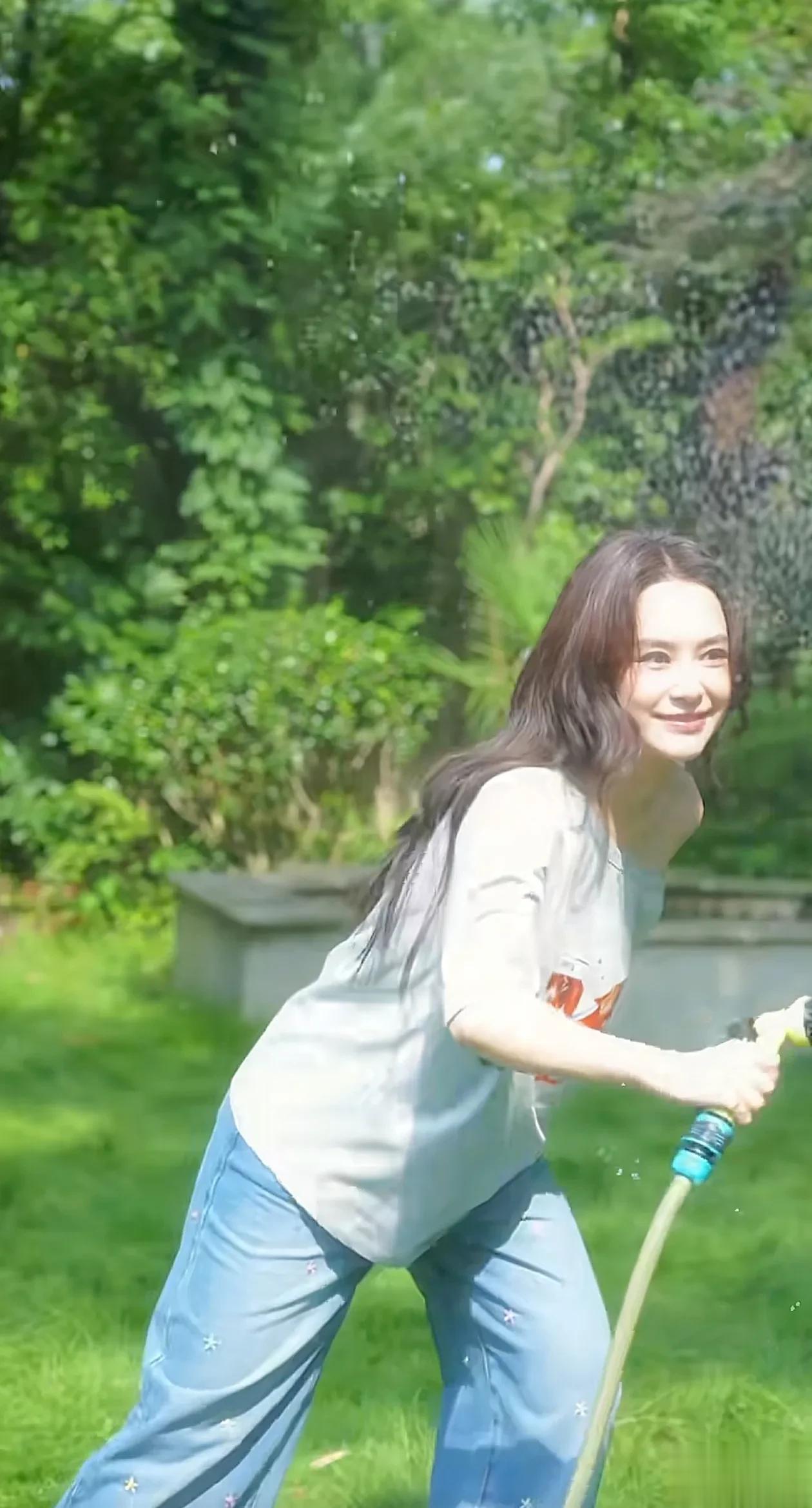 44岁钟欣潼草地玩水:短袖+牛仔裤,少女感拉满,美得像28岁