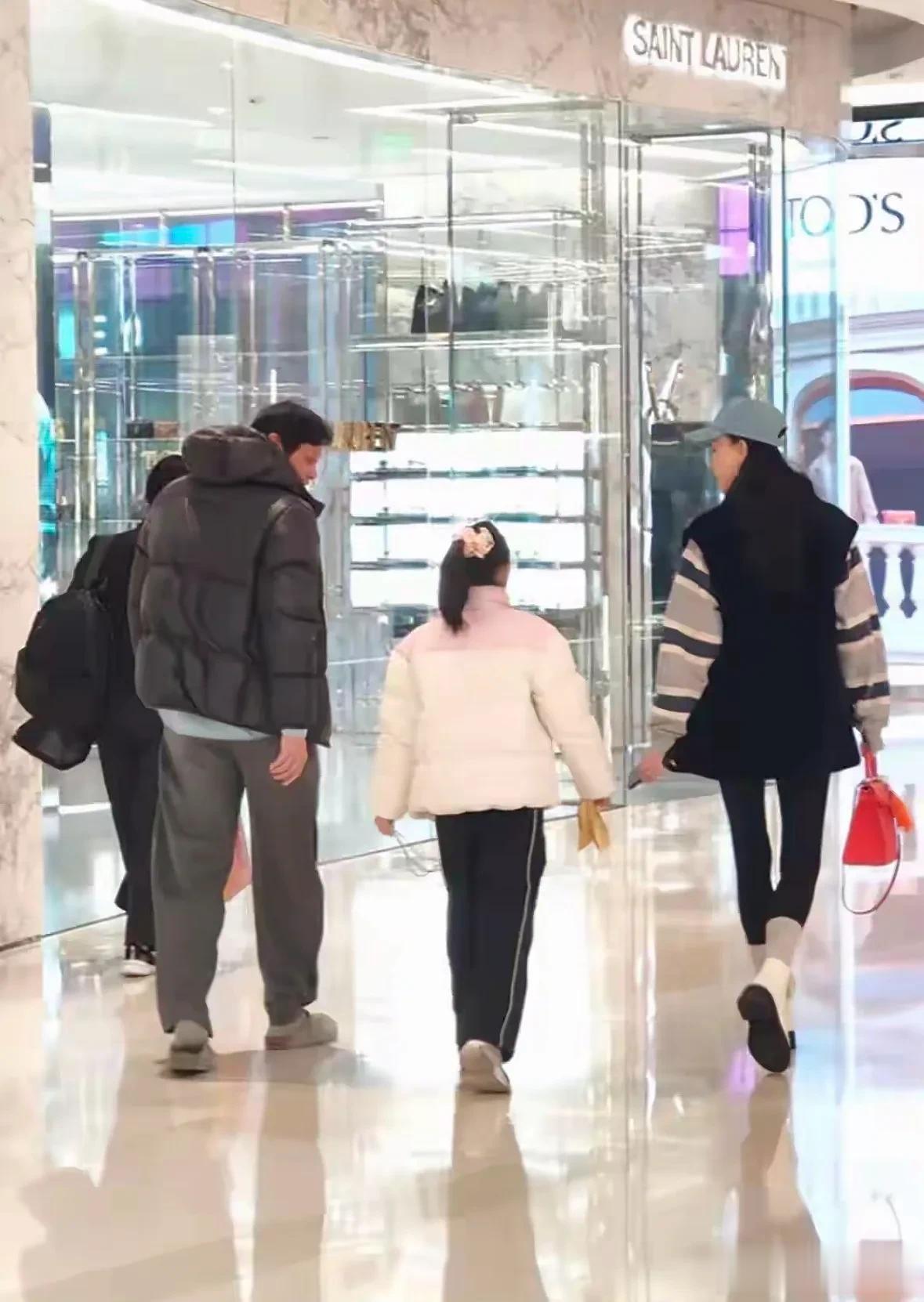 范志毅一家法国被偶遇，娇妻打扮太时髦，他站旁边真成保镖了