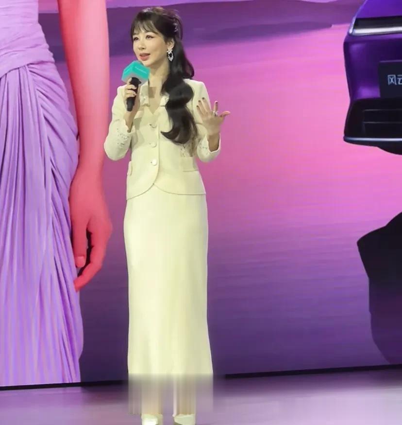 杨紫出席车展活动，身穿白色套装很显老气，法令纹重被说像赵雅芝