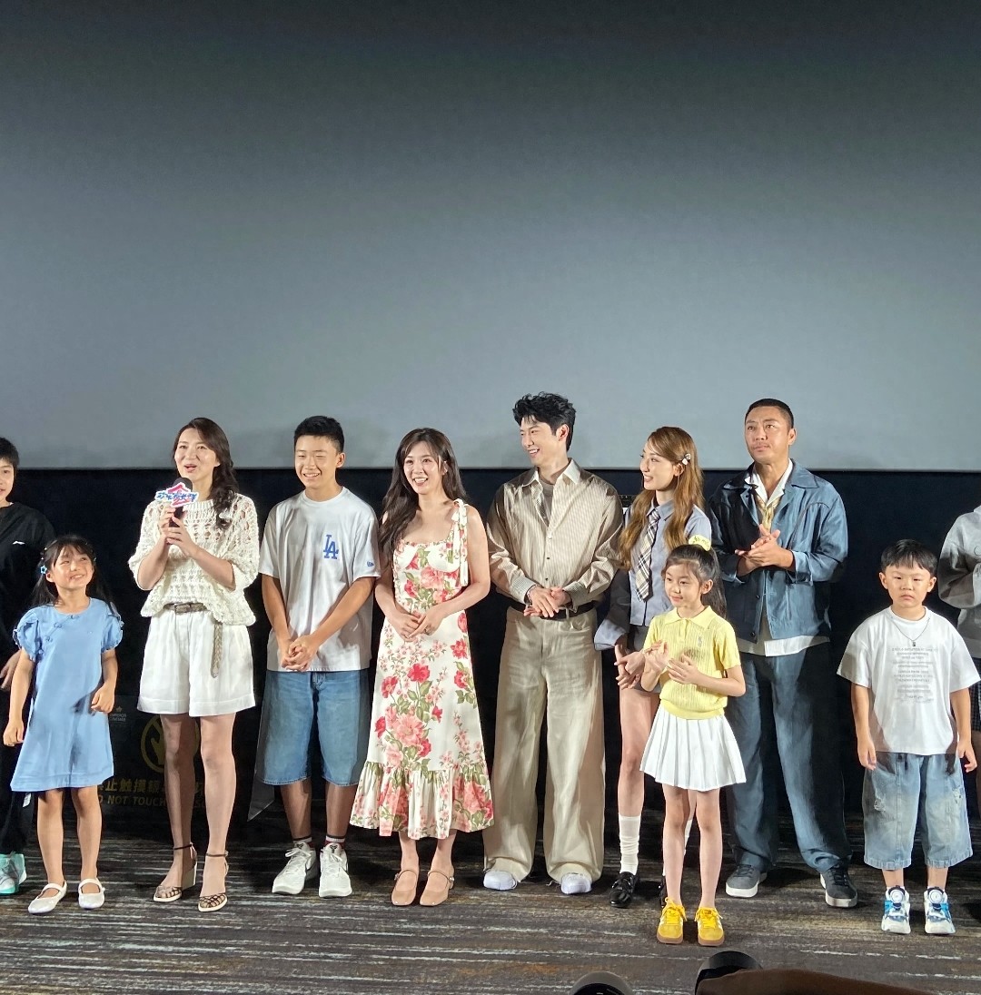 37岁王晓晨线下活动,穿碎花裙好娇俏,真人怼脸有双下巴但身材好