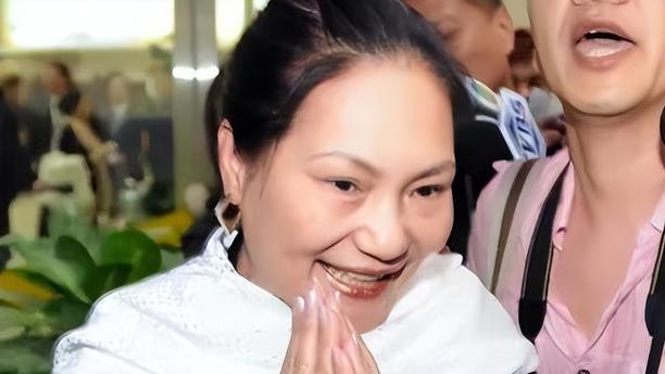 汪希玥被宠成京圈公主，父亲请全班同学参加生日宴，看到礼物落泪