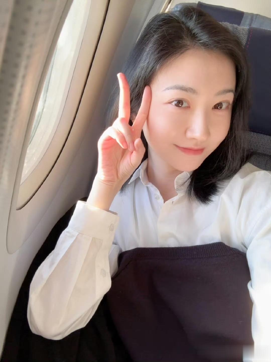 景甜姐姐：短发白衬衣甜美头像。