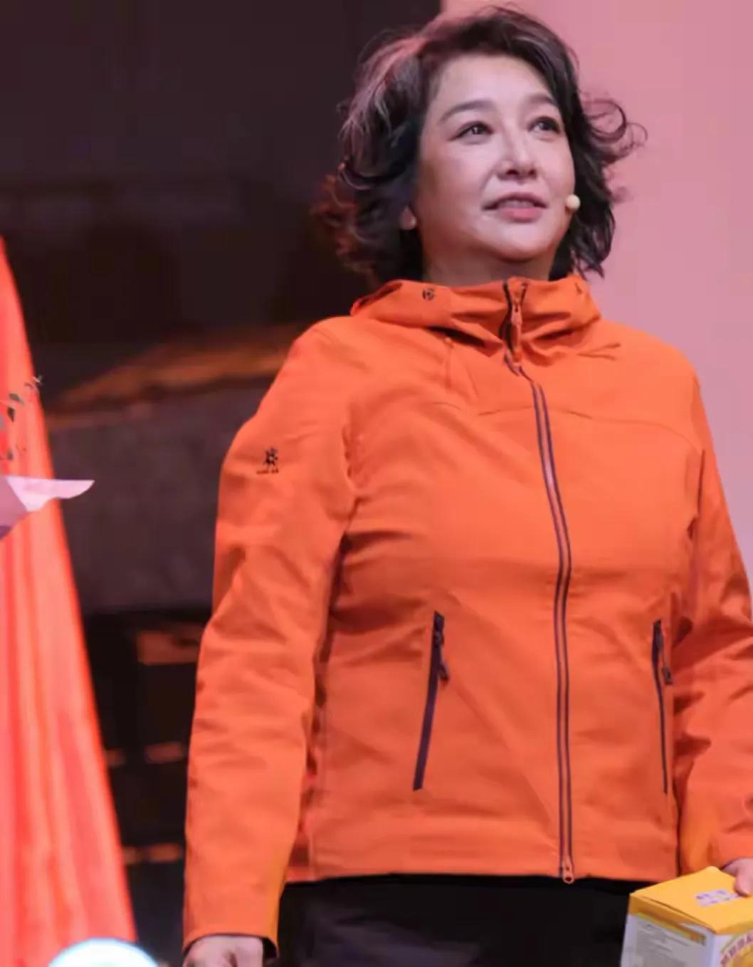 58岁江珊剧组庆生获惊喜!弯腰致意显谦逊,体重被指160斤引热议