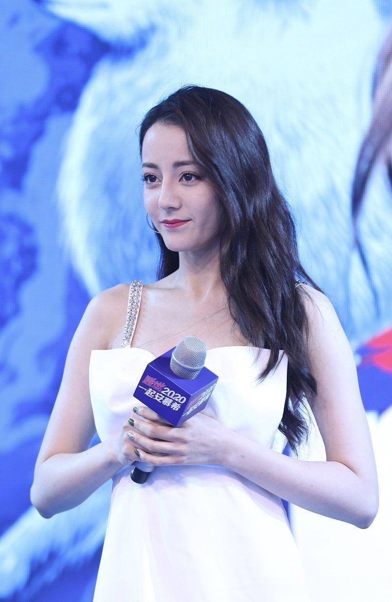 从甜妹到暗夜女王，迪丽热巴凭这组大片惊艳全网