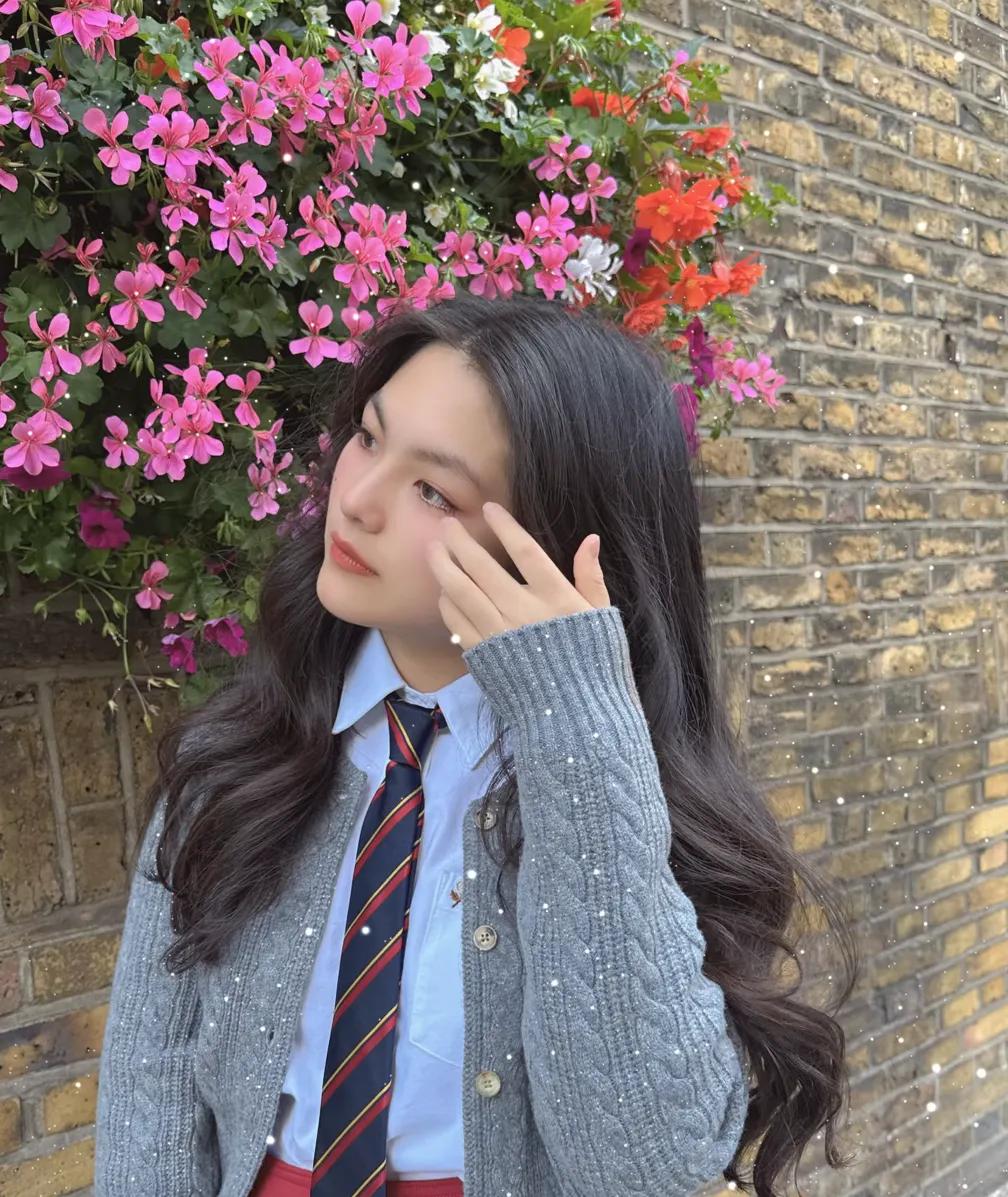 李湘带王诗龄看秀!比身边人胖一圈,有种血气十足的美,像两尊佛