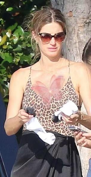 44岁吉娘娘生完三胎后首亮相！才一个月恢复这么好，穿泳衣超火辣