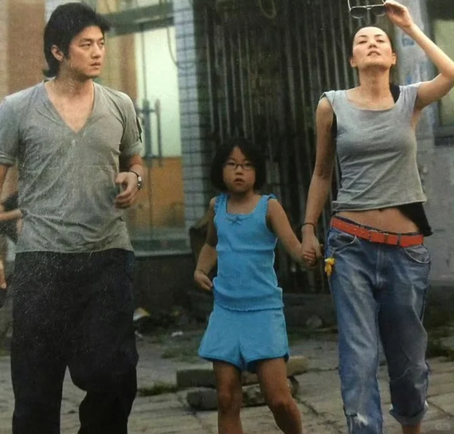 王菲大妞西班牙“低调炫富”，背8798元布包，手缠5圈念珠有说法