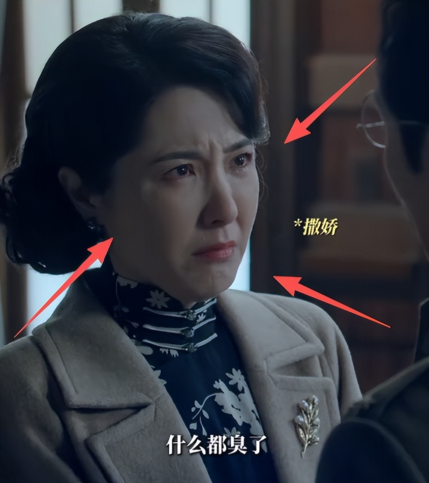 48岁曾黎回老家种地！满脸褶头发花白断崖衰老，徒手摘黄瓜像农妇