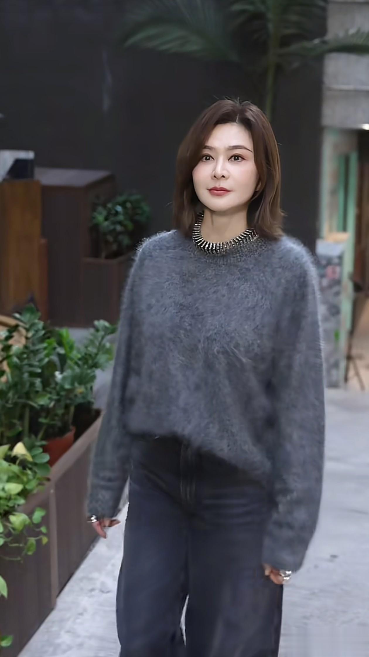 63岁关之琳最新穿搭：齐肩发+毛衣+牛仔裤，大口吃美食，好接地气