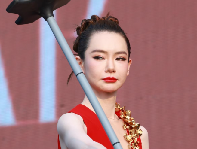 芭莎之夜，大深V的戚薇和李一桐，败给了穿高叉裙的古力娜扎