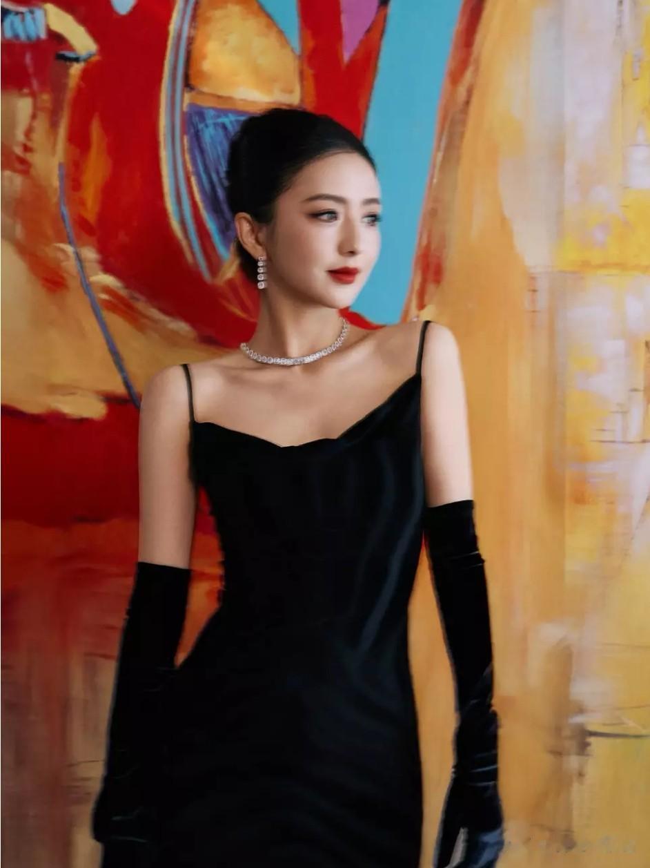 佟丽娅黑吊带裙惊艳亮相，身姿曼妙展女人味