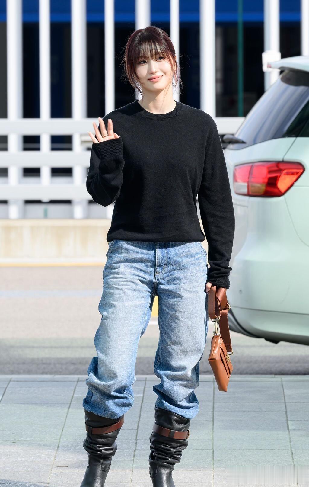 平井桃前往米兰时装周，穿黑色针织衣配牛仔裤，皮肤白皙透亮好美