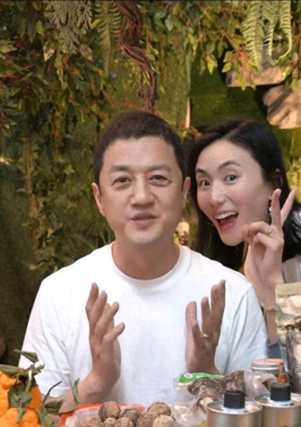 海哈金喜被网友催复婚！婚戒都没摘害羞到脸红，透露女儿想要弟弟