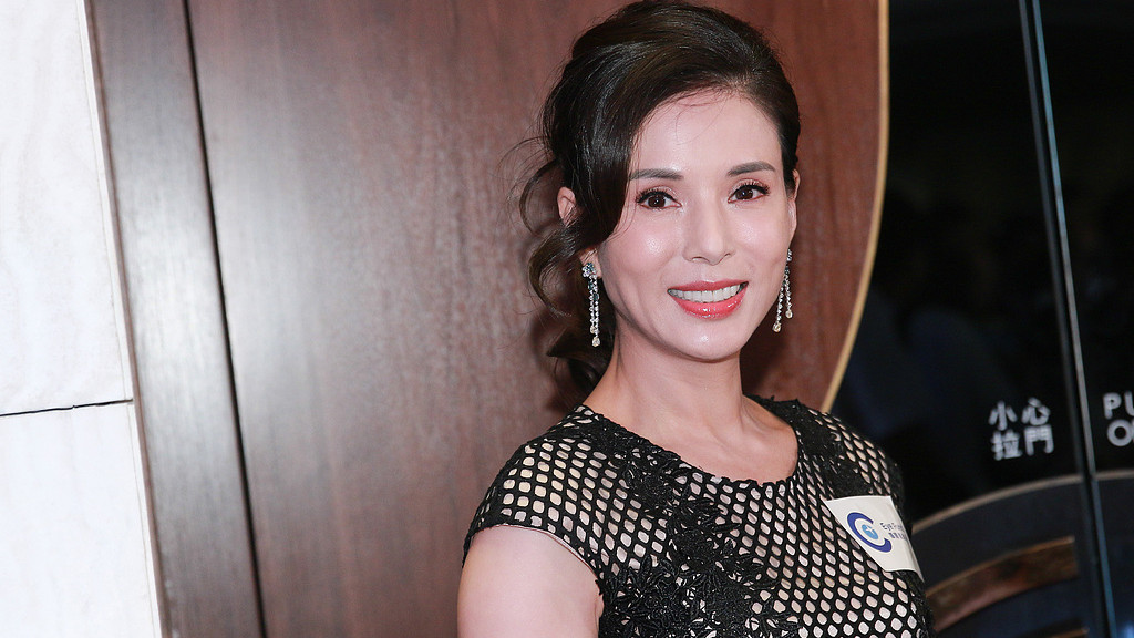 李若彤刘亦菲西湖放飞荷花灯共写江湖再聚愿