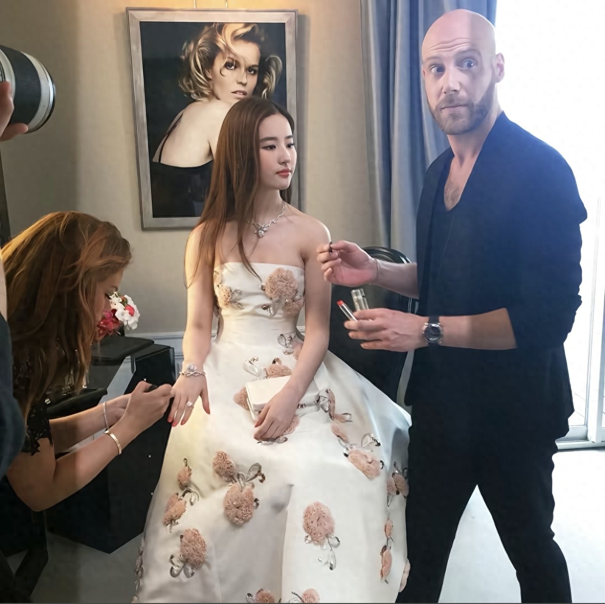 穿迪奥高定的刘亦菲,安安静静的样子,很与众不同