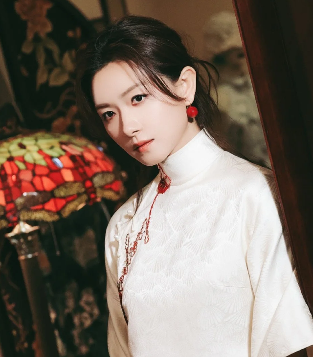 43岁万茜再破“天花板”:这一次,她让整个娱乐圈“沉默”了!