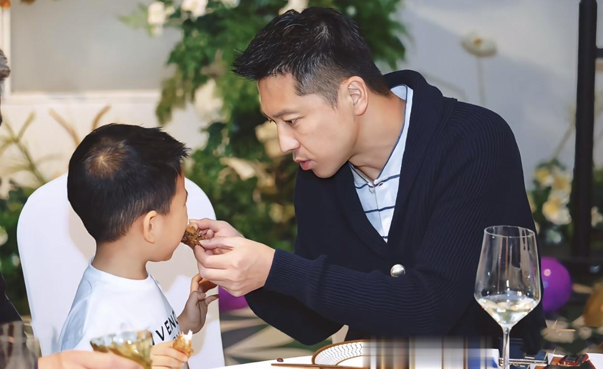 李小萌晒小儿子庆生照，一家四口很温馨，老大胖乎老二像爸爸王雷