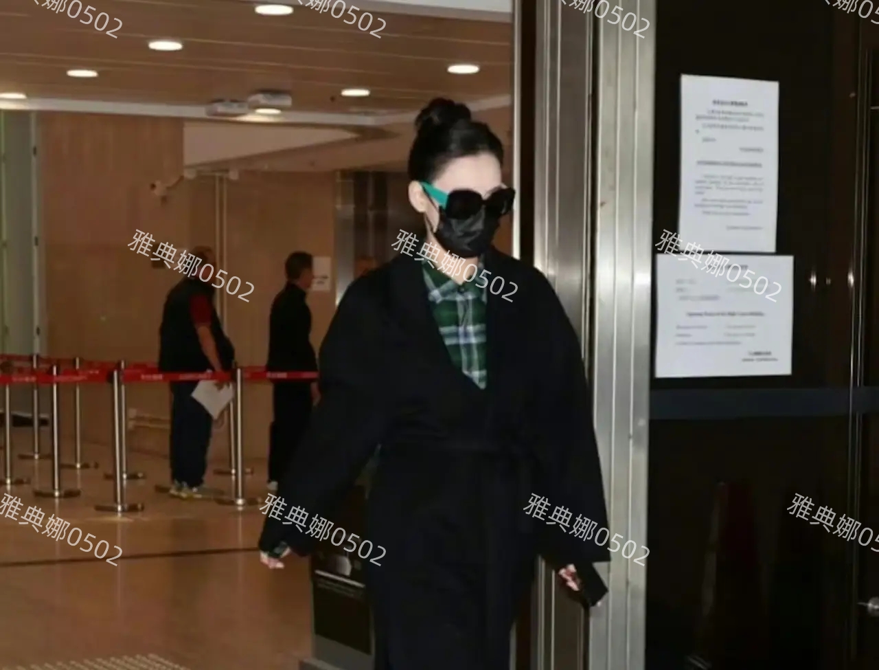 樟宜机场偶遇张柏芝独自一人吃咖喱饭，素颜也答应粉丝合影没架子