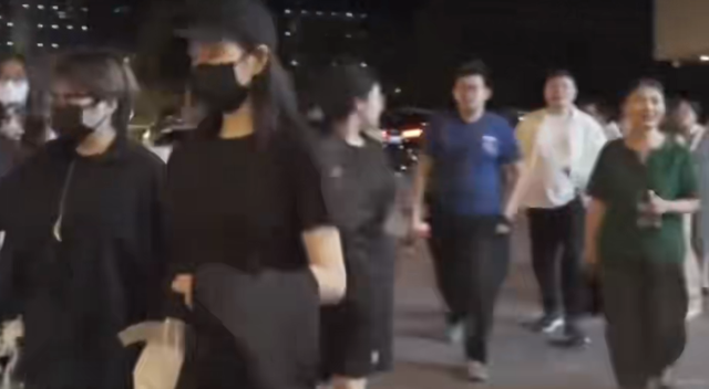 王鸥现身剧院看男友何九华演出，甜蜜撒狗粮，曾被曝为他秘密生女