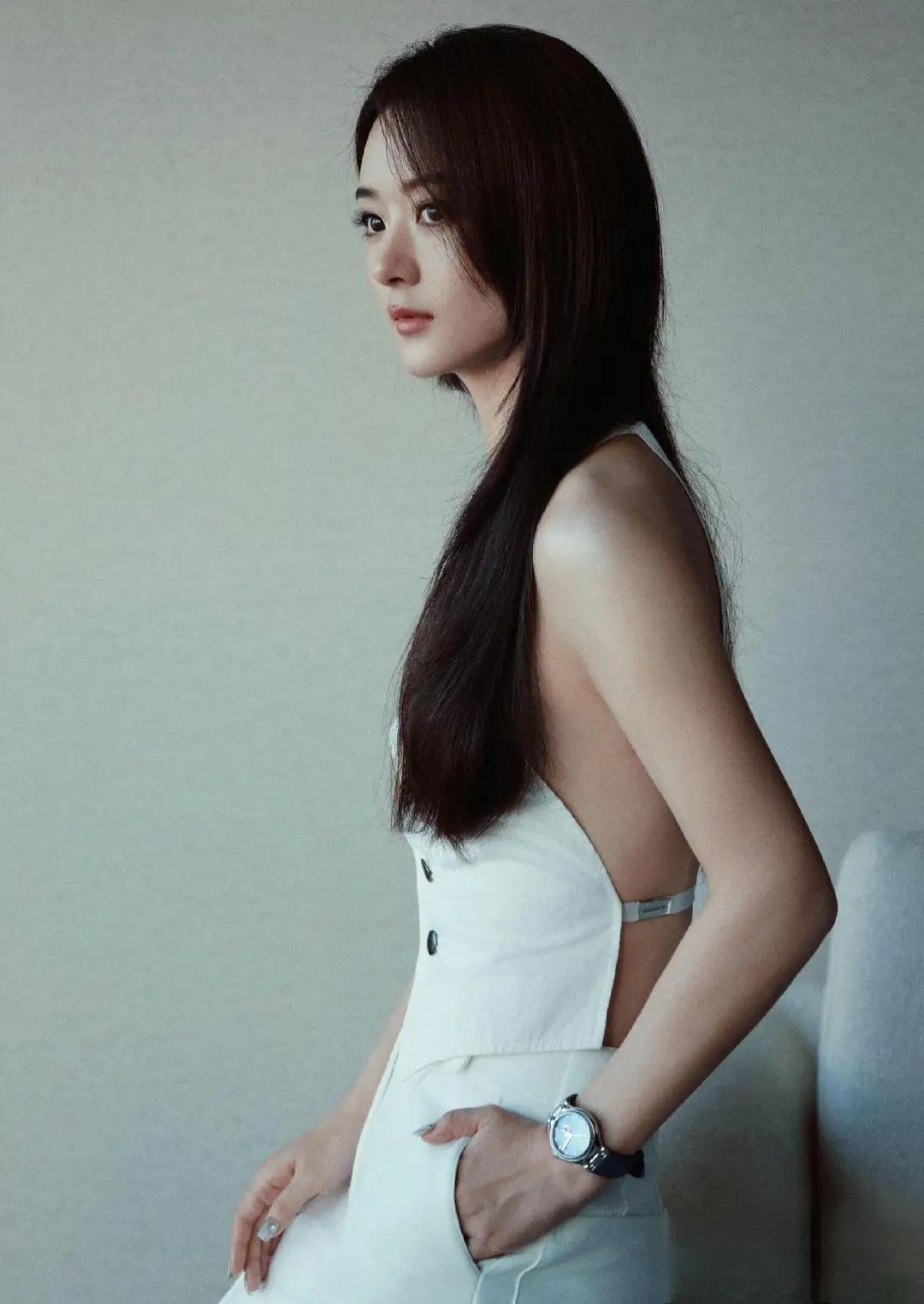 赵丽颖直播穿白色露背马甲，黑长直发型尽显优雅气质