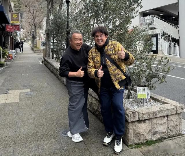 74岁谭咏麟在日本,和曾志伟大吃大喝,去吃帝王蟹,花钱毫不手软