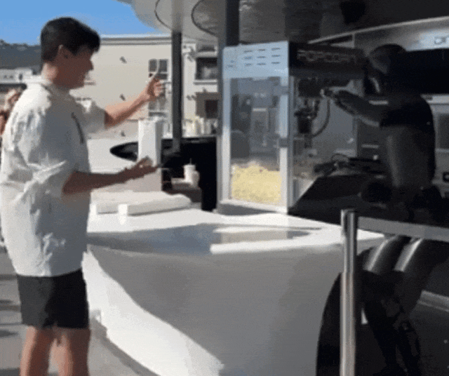 马斯克机器人出街卖爆米花,还会捉弄顾客