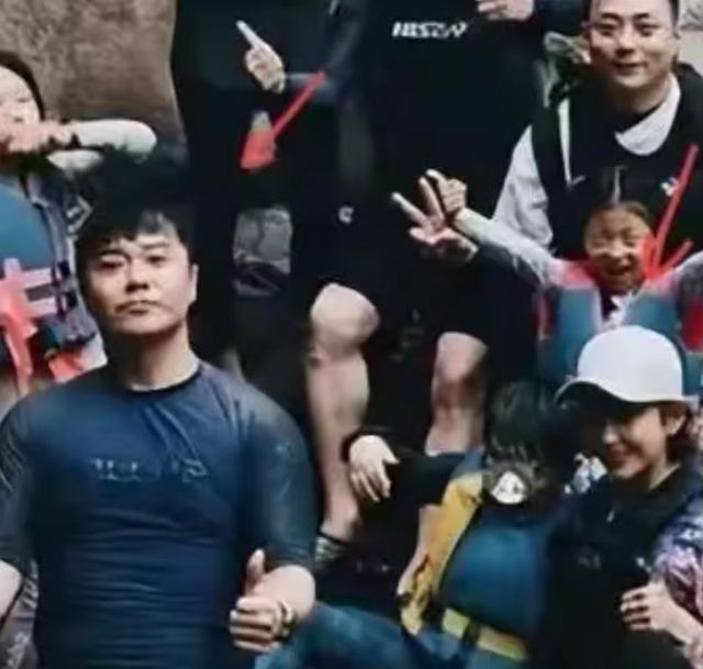 离婚不离家！佟丽娅陈思诚六一同框带娃，两人联手给内娱上了一课