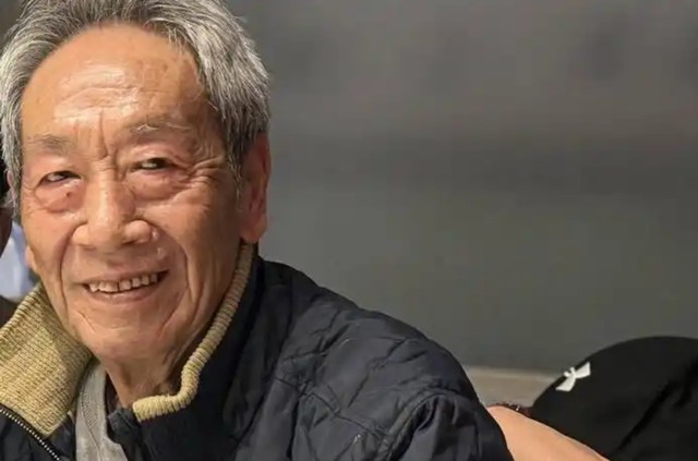 78岁王奎荣,一头白发,与小37岁娇妻一起,抚养年幼子女