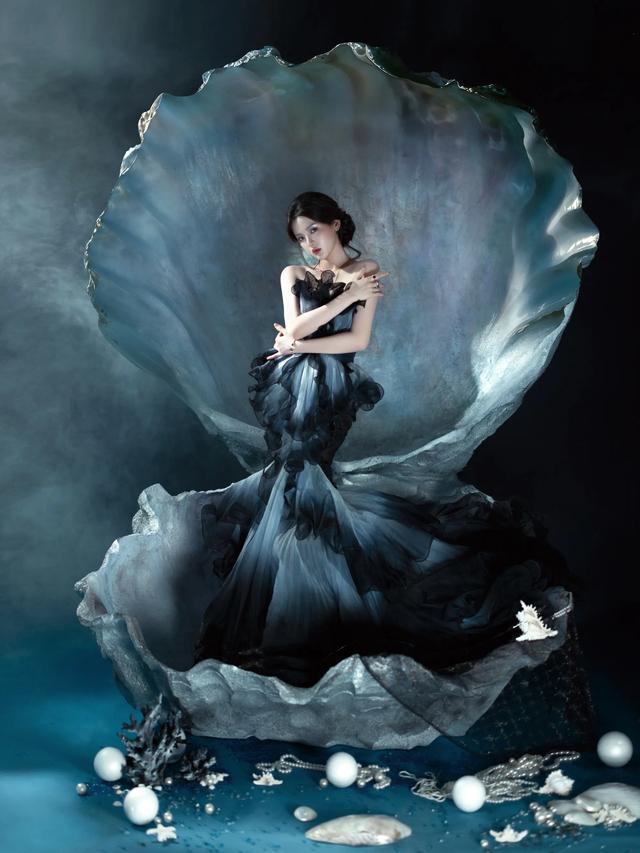 杨超越黑鸢尾公主裙，人鱼公主悄然苏醒