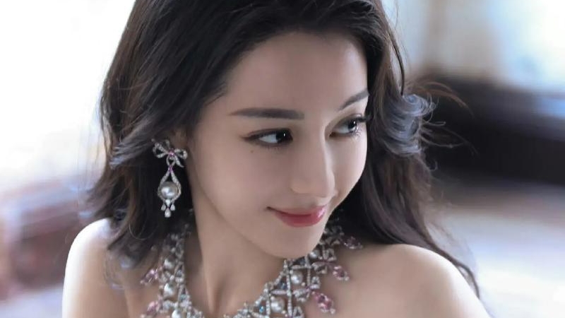 迪丽热巴直播“火力全开”，造型互动皆吸睛未来更可期