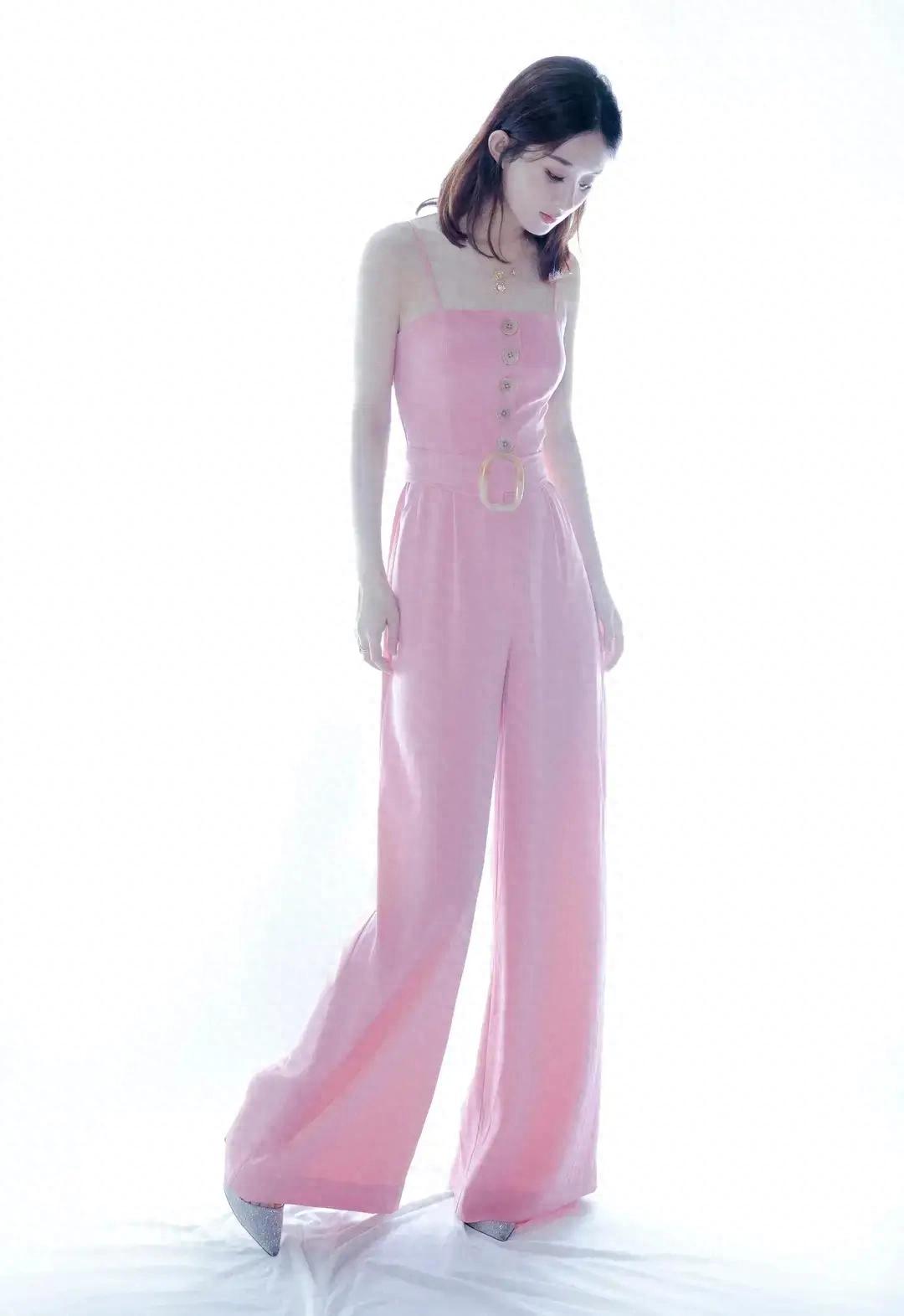 美到犯规！赵丽颖粉色连体裤配银色高跟鞋，甜晕全网！