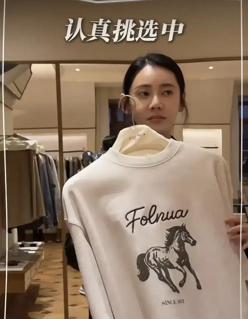 秋瓷炫回韩国扫货，买23件衣服17个包花近百万，有钱后太能买了！