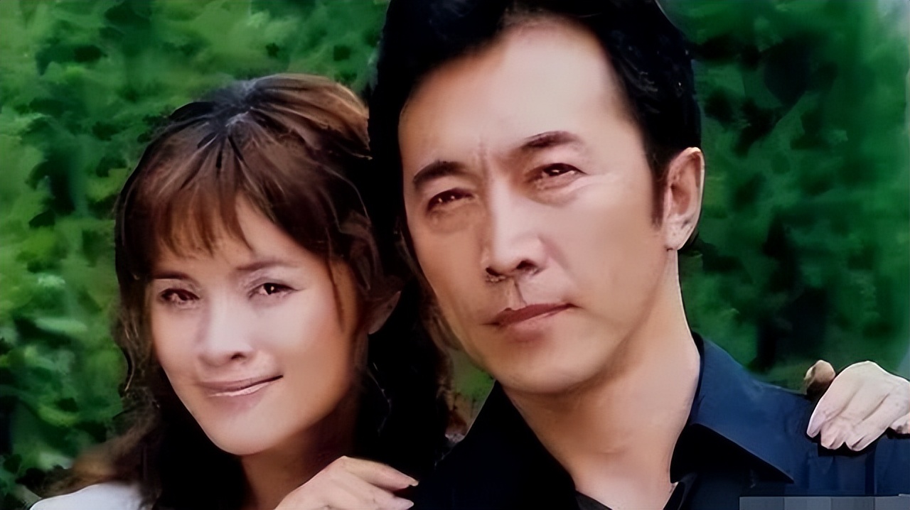 演员郑晓宁:49岁再婚娶娇妻,50岁当爸爸,不敢认老努力赚钱