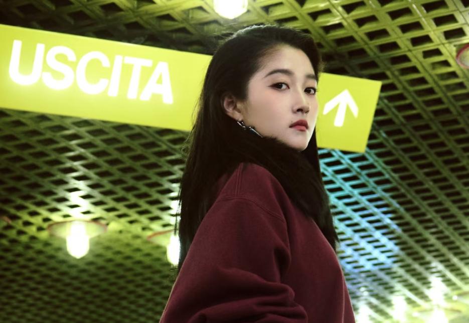 这一次,风光亮相米兰时装周的关晓彤,彻底撕碎了鹿晗最后的体面