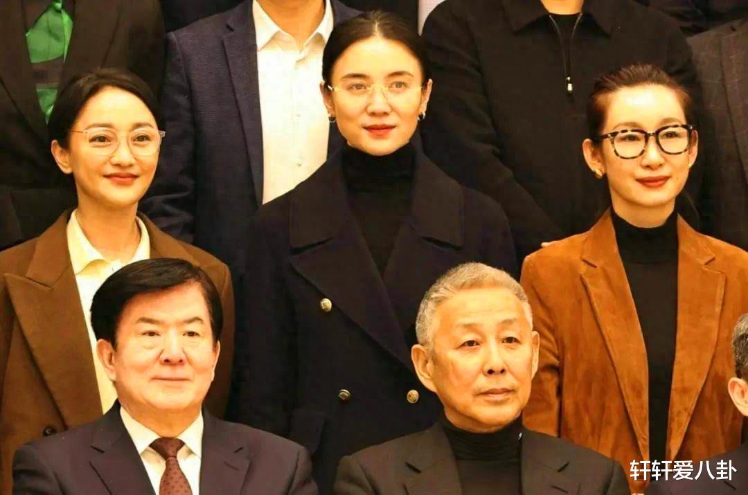 周迅宋佳再现\影后对决\!俩人同框上演教科书式中年穿搭