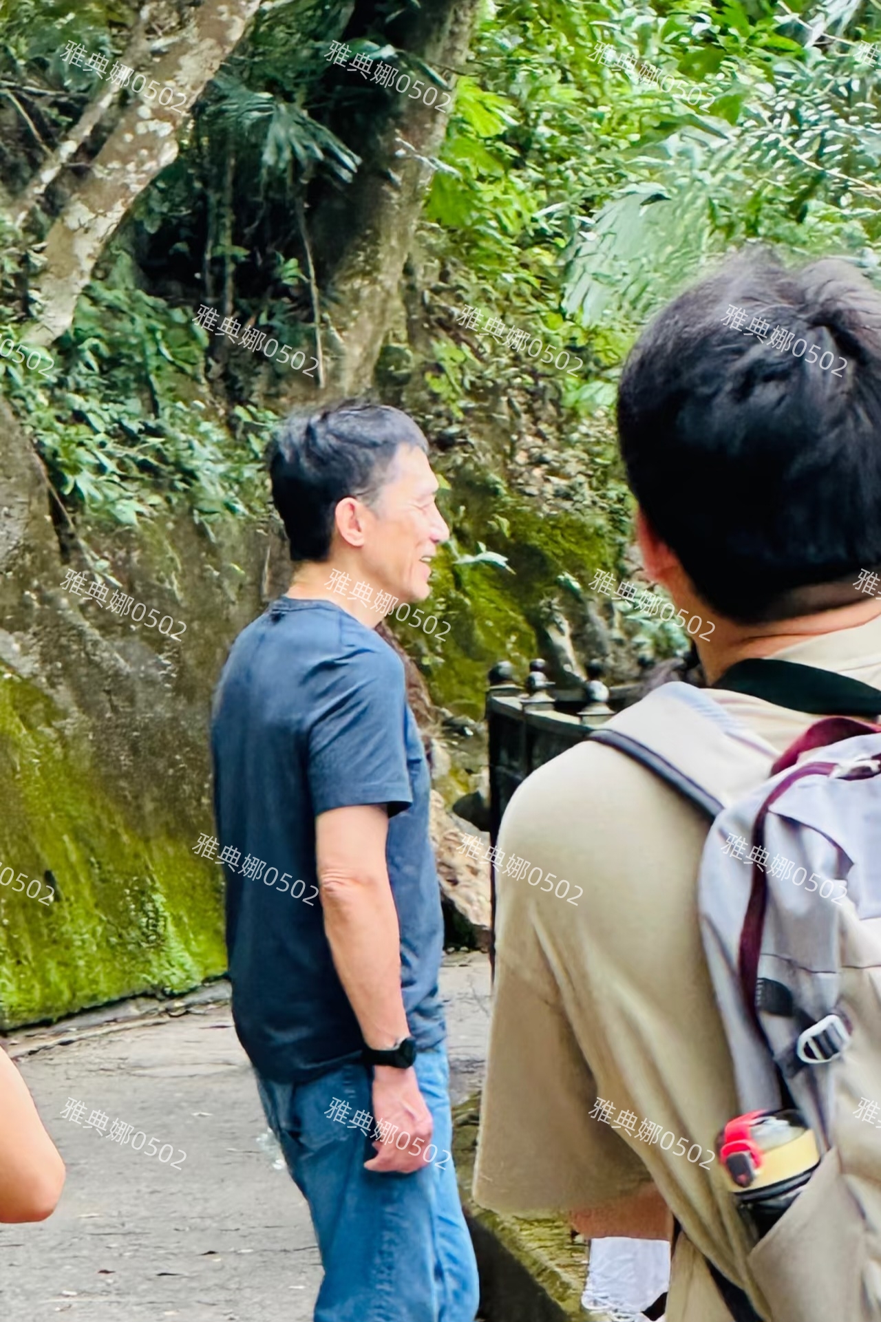 太平山顶偶遇梁朝伟， 他身边居然不是老婆刘嘉玲本人笑容十分迷人