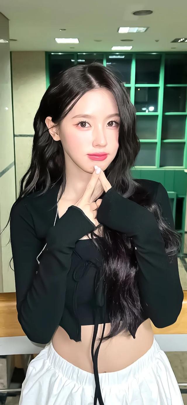 韩国女团成员赵美廷突发奇问：中国最火美女是谁？答案亮是她