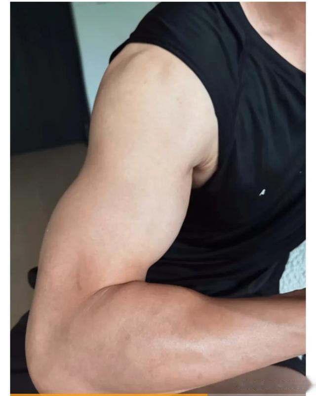 杜淳陪老婆王灿一起健身，杜淳晒八块腹肌，夫妻俩手臂肌肉发达！