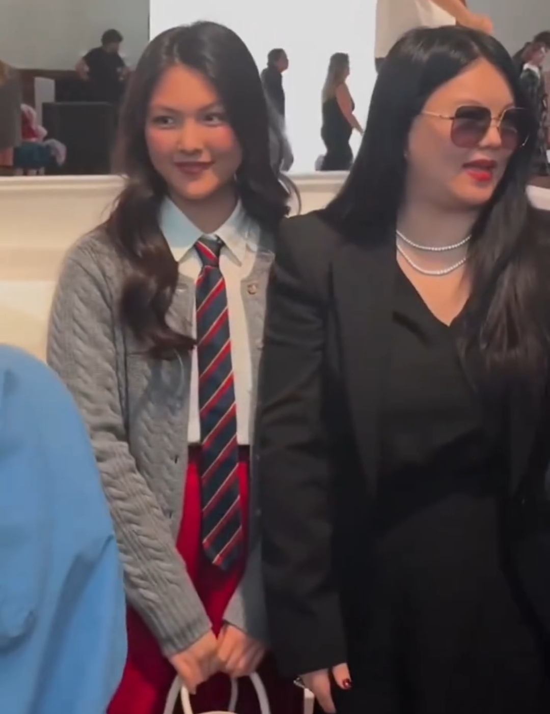 李湘带王诗龄伦敦看秀,15岁王诗龄穿红色半身裙显成熟