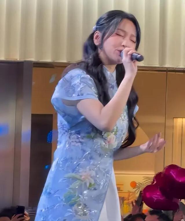 满是心酸!42岁著名歌手江苏走穴,宾客只顾吃席没人搭理