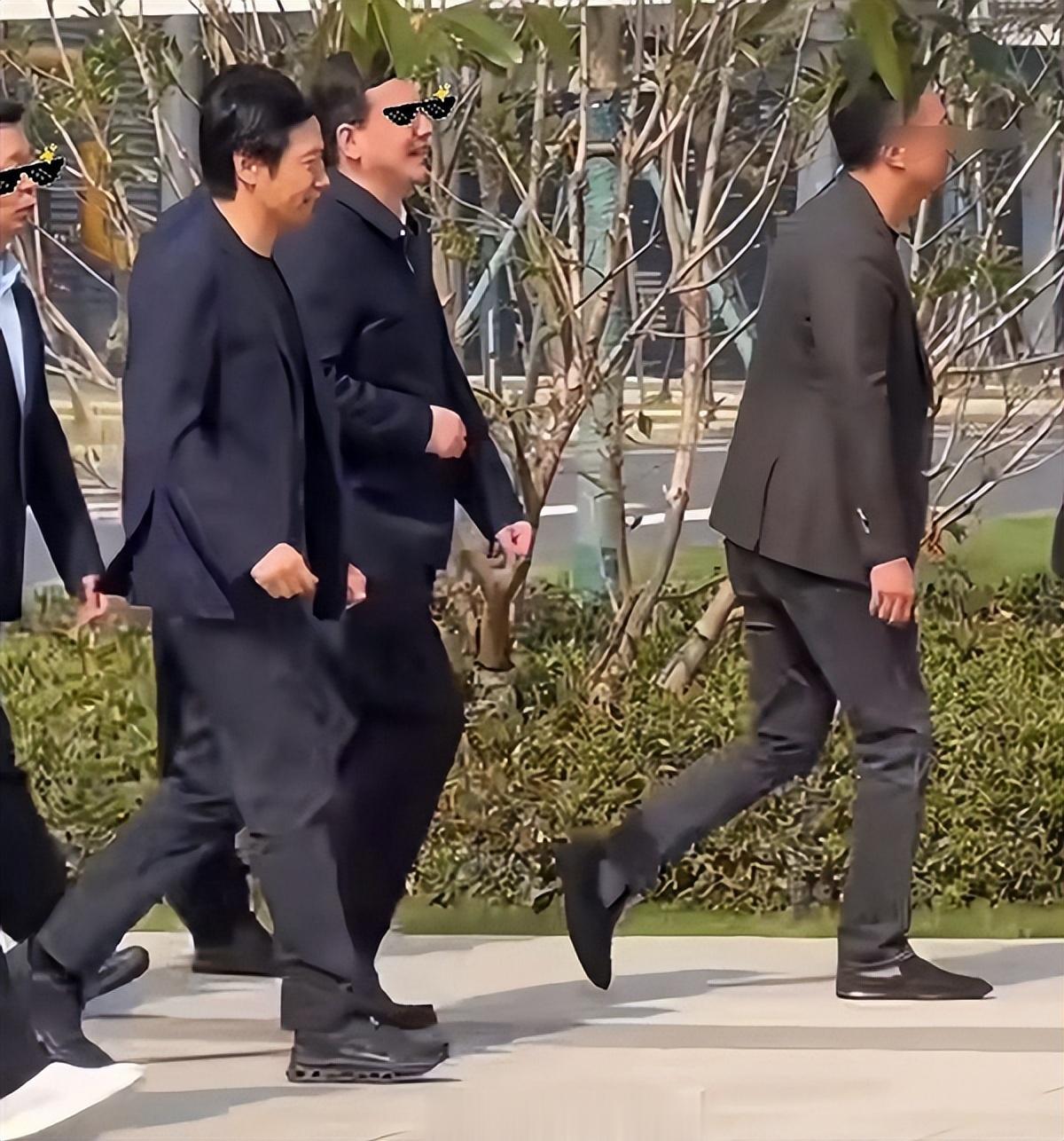 雷軍現身武漢 出席小米智能家電工廠活動：走路不忘撥弄劉海