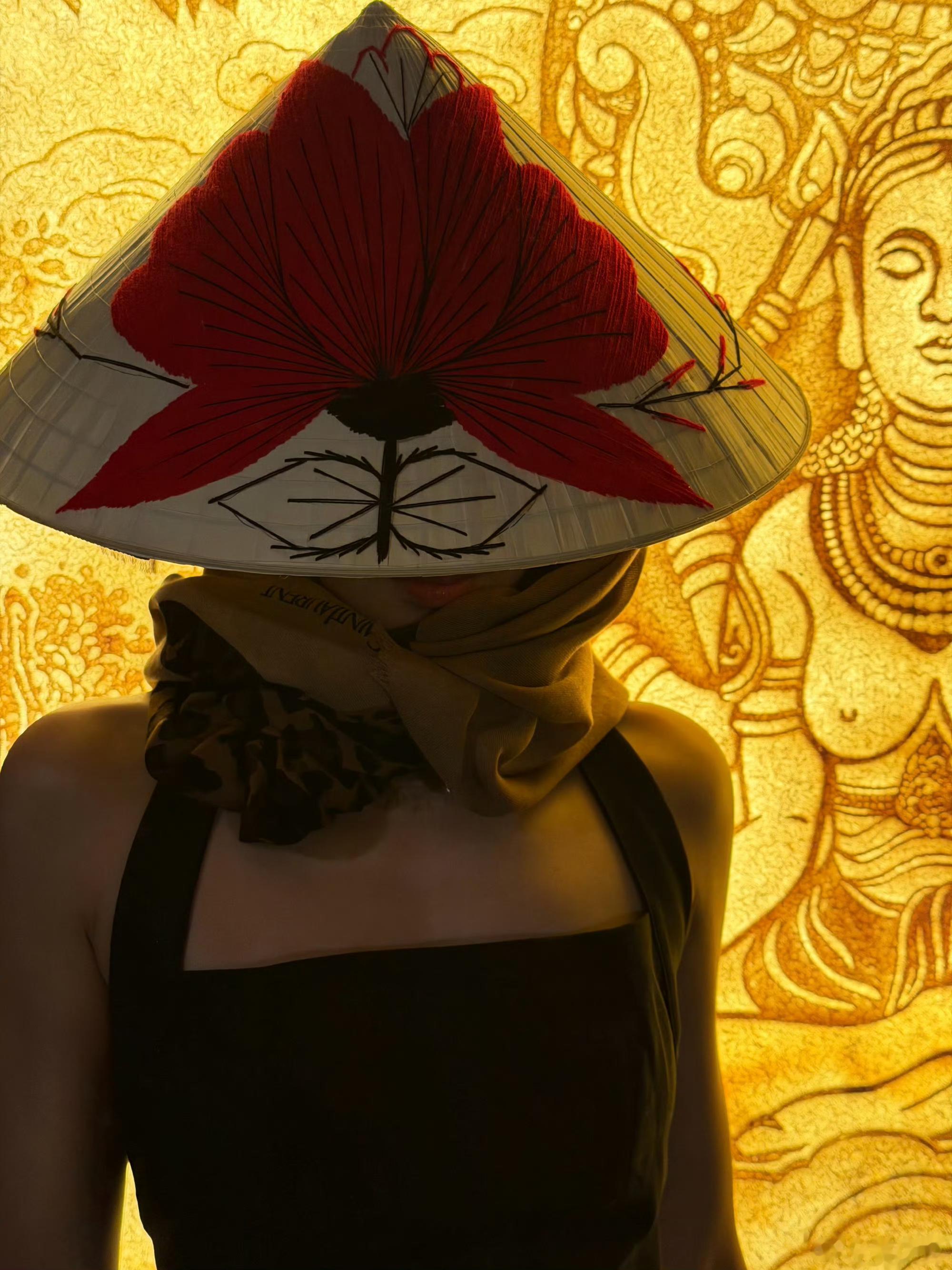 彭小苒新年晒照 穿露背裙空中跳芭蕾秀美腿