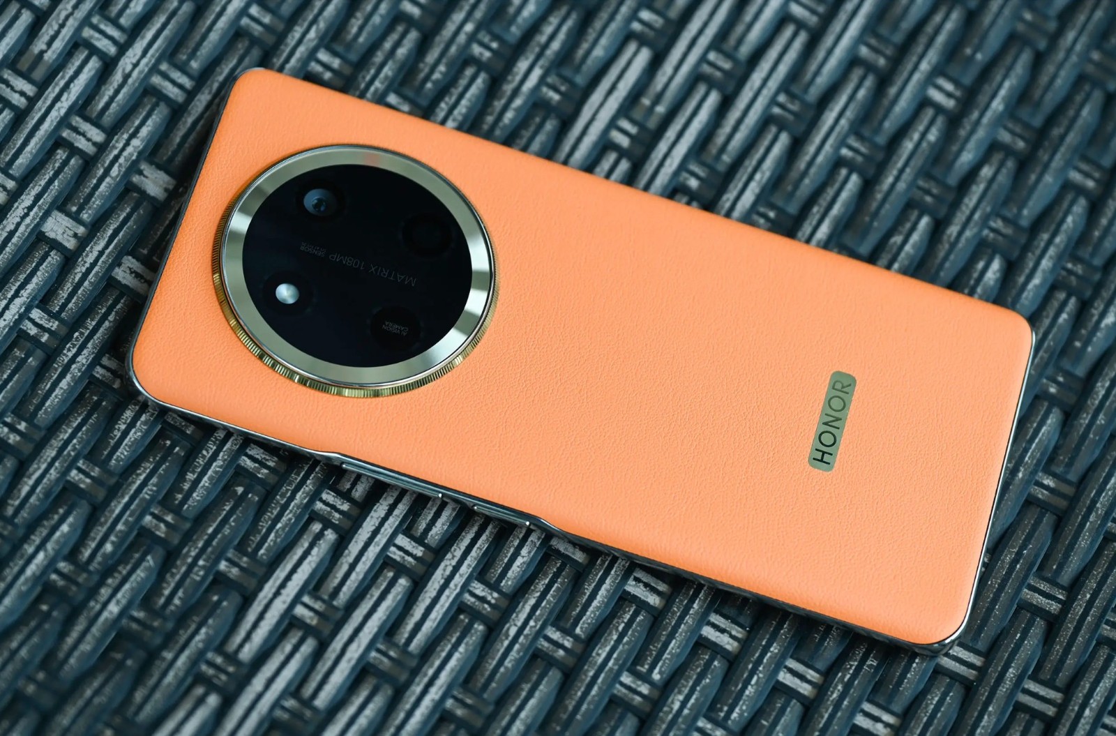 荣耀发飙了?512G+卫星通信+1亿像素+十面抗摔,国补后不到2000元