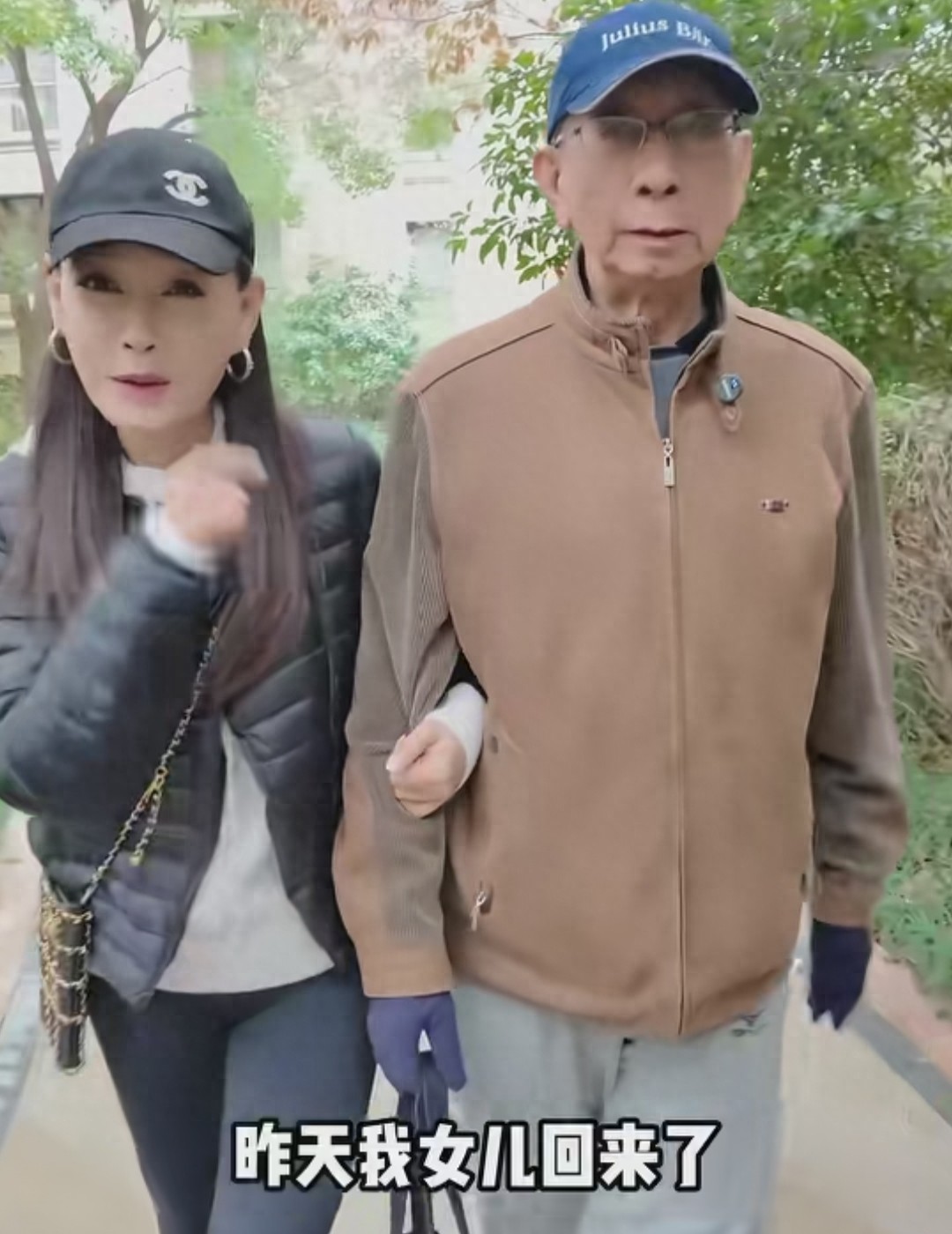 詹小楠女儿回国，睡到2点不起，全家一起包饺子，外公气质出众