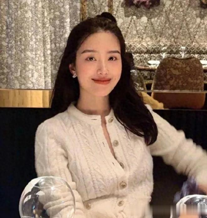 杨采钰当妈后状态大回春！穿米白绞花衫+阔腿裤，时髦又高级！