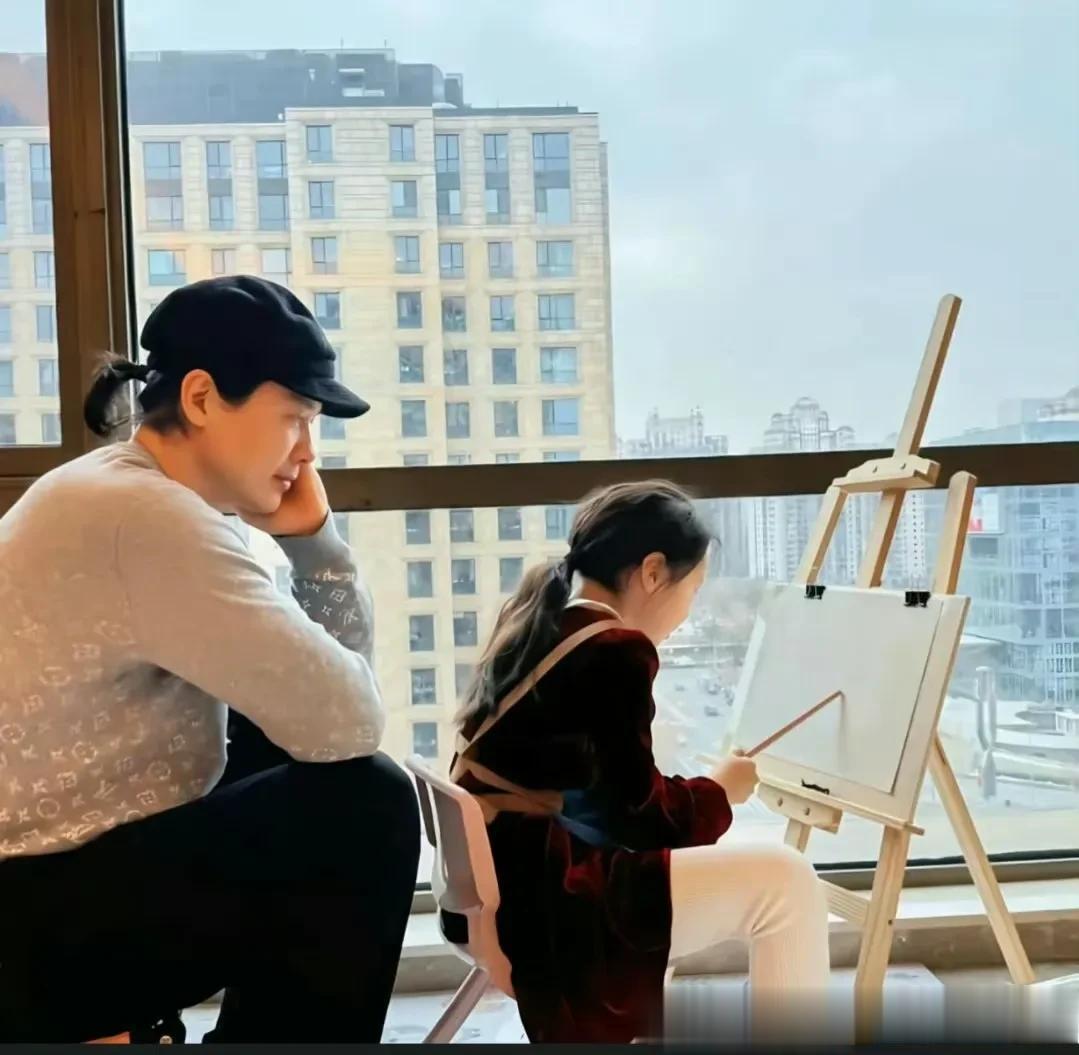 高云翔带着小酒窝逛街，看的出来小酒窝跟爸爸在一起很开心！